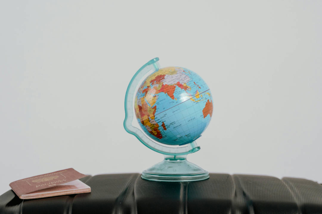 Documenti di viaggio e mappamondo