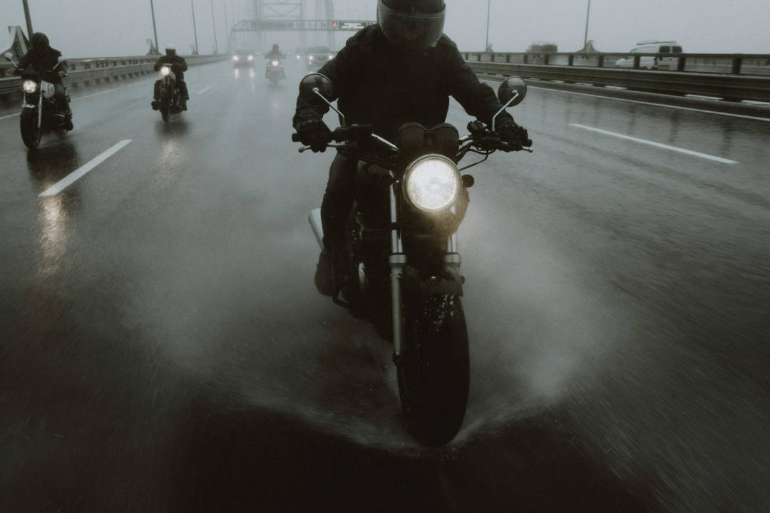 Moto con fari accesi durante il giorno, raccomandati e obbligatori in Francia in caso di scarsa visibilità
