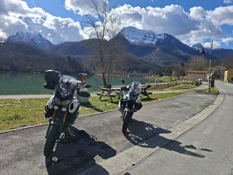 Moto parcheggiata sul Lago di Gramolazzo durante un viaggio in moto