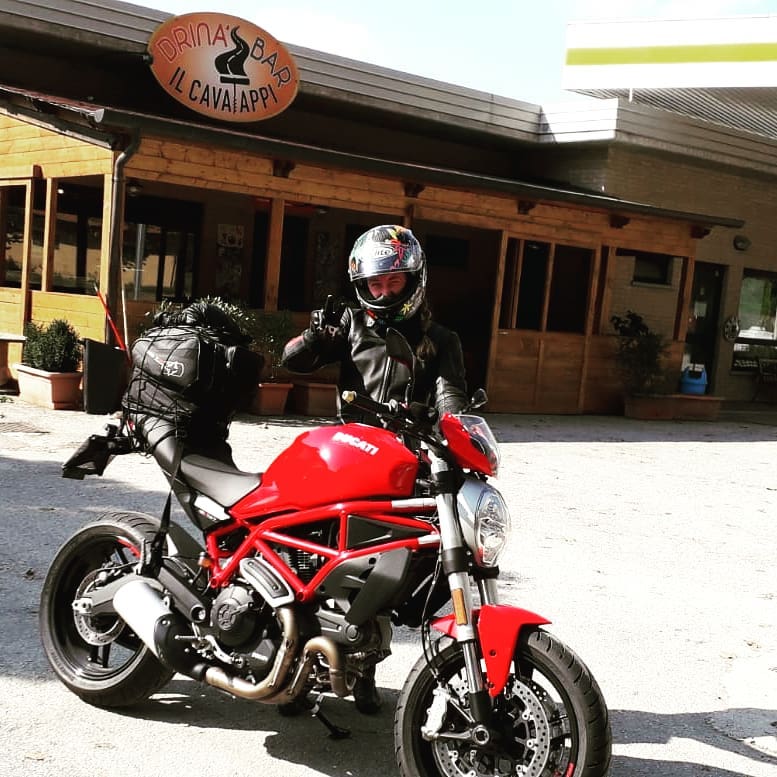 Cristina a Urbania con la Ducati 797