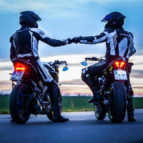 Motociclisti che si salutano