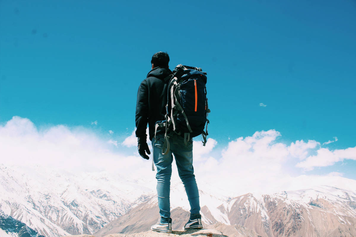 Ragazzo con zaino da trekking